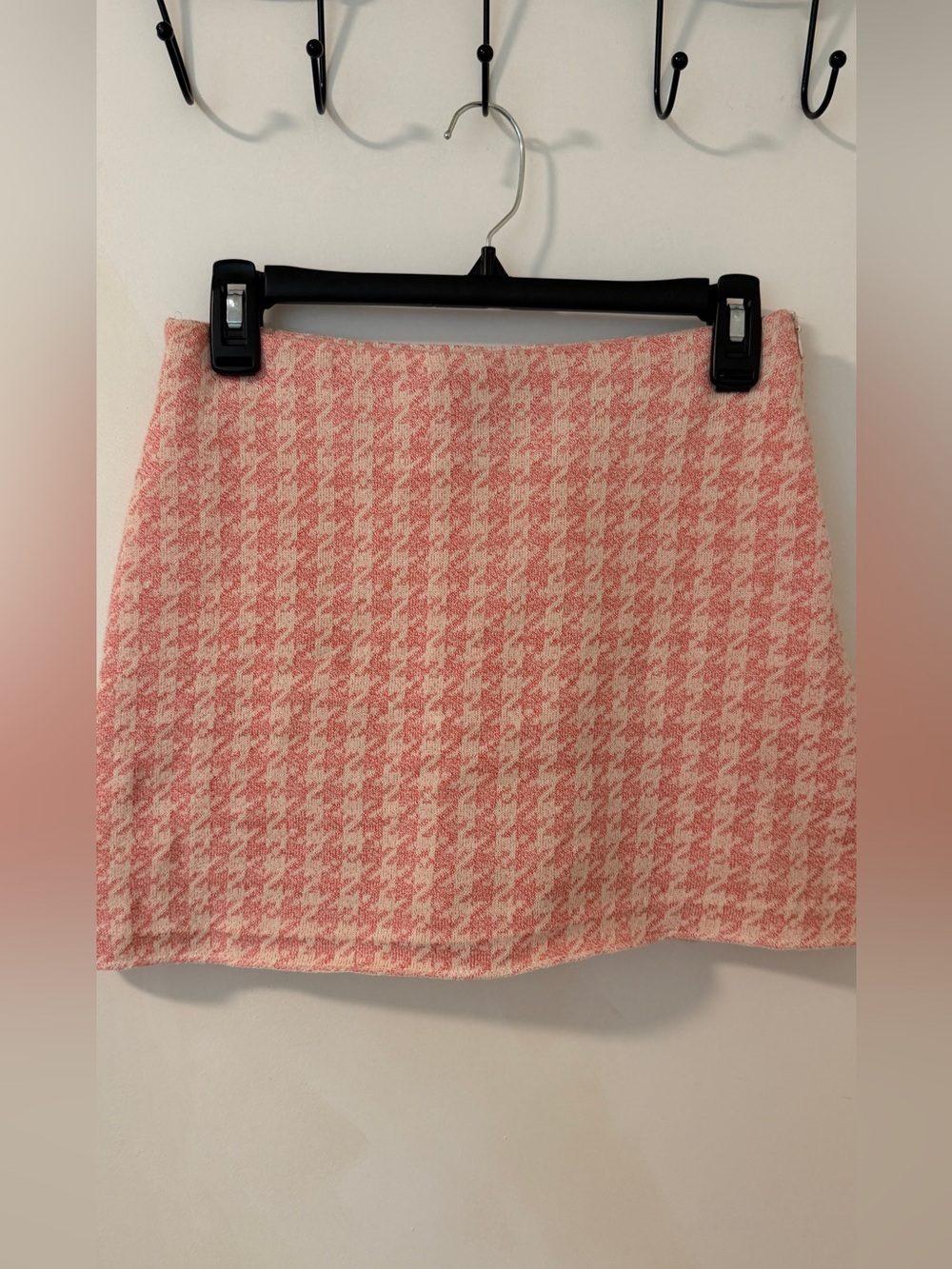 Zara pink and white houndstooth print skort
